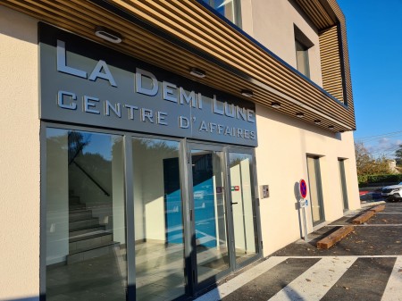 L’entrée du Centre d’affaires La Demi Lune - MOE Cabinet ARCADIE - MOA GSO Reim