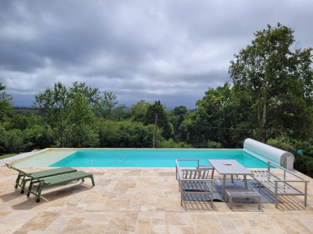 La terrasse après travaux et l'installation d'une piscine à débordement - Une réalisation du Cabinet Arcadie 