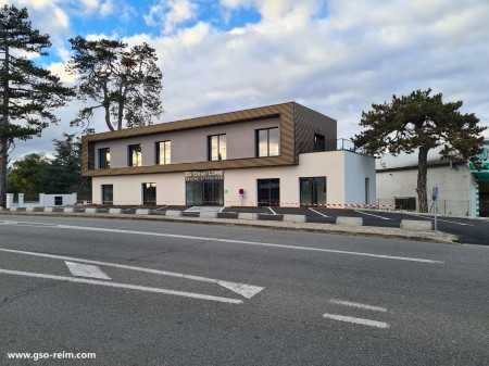  Vue d'ensemble du Centre d’affaires La Demi Lune, les cèdres ont été conservés lors de la construction du bâtiment. MOE Cabinet ARCADIE - MOA GSO Reim