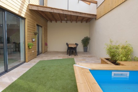 A l'étage, une terrasse bois en surplomb du patio a été installée - Loft à Villeneuve-sur-Lot - MOE Cabinet ARCADIE